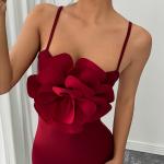 Robe moulante rouge à grand motif floral pour femmes, tendance et élégante