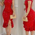 Une robe à une épaule avec un finition poudrée et du dentelle.