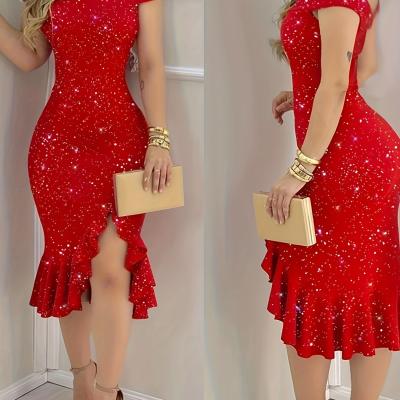 Une robe à une épaule avec un finition poudrée et du dentelle.